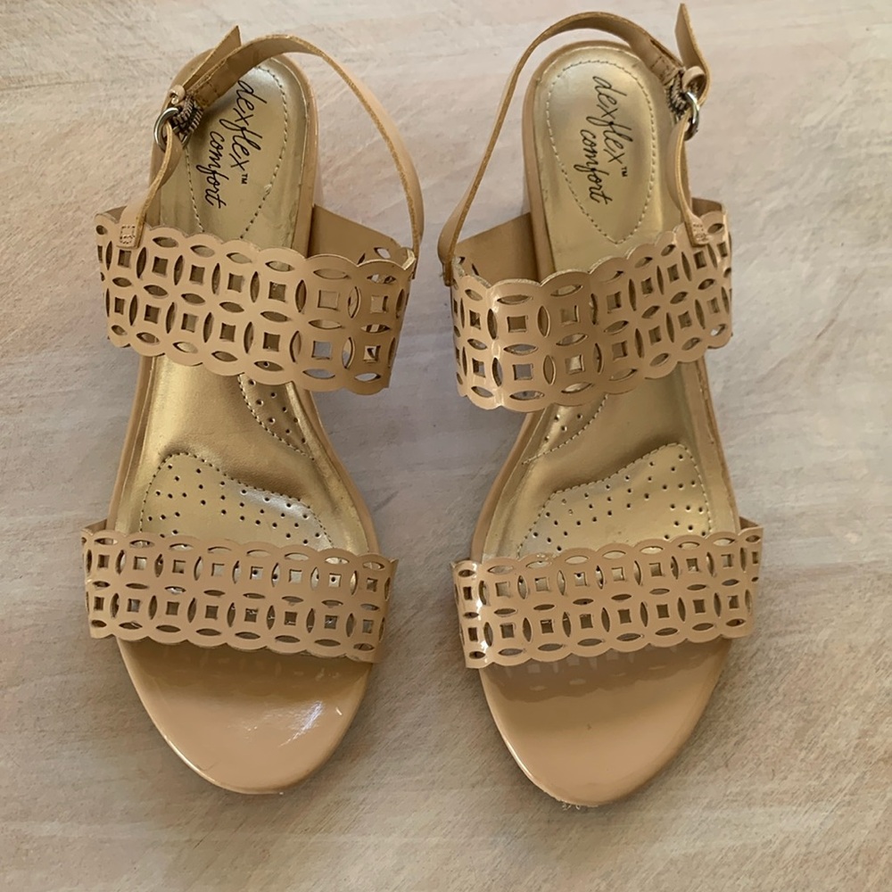 Dexflex Comfort tan size 7 1/2 Wide